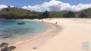 Pink Beach mit Aussichtsberg