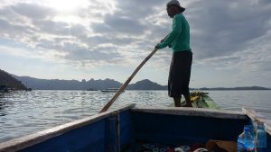Ramang beim Manövrieren in seichtem Gewässer