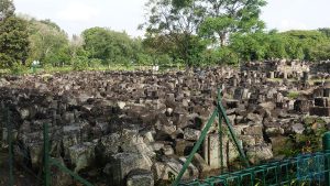 Schäden aus dem letzten Erdbeben vom 27.05.2006 an einem Prambanan Tempel