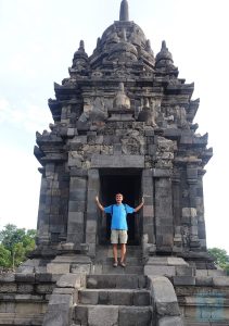 Eddy vor einem der Prambanan Tempel