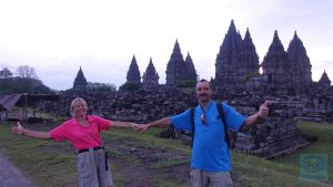 Ute und Eddy vor abendlicher Prambanan Kulisse