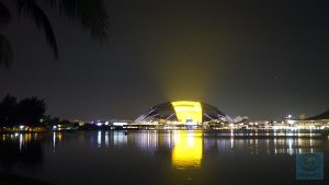 beleuchtetes Stadium bei Nacht