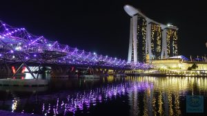 Beleuchtete Fußggängerbrücke an der Marina Bay