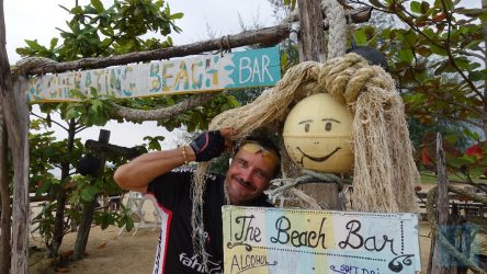 Eddy mit einer Strandschönheit