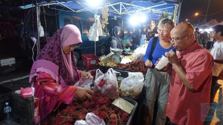 Hayum führt uns durch den Nachtmarkt