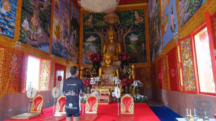 Prunkvoller Innenraum eines Tempels nahe Thung Mamao