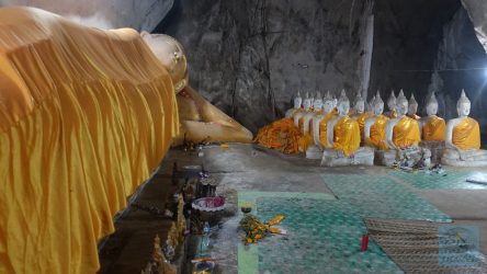 Schlafender Buddha in einer Höhle am Wat Ao Noi