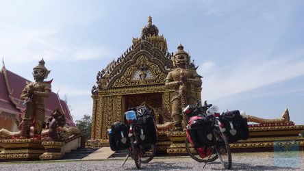 Am Eingang zu einem goldenen Tempel bei Pran Buri