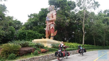 Vorbeimogeln am Wächter zum Wat Thang Sai Tempel