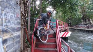 Fahrrad tragen angesagt - auf Kanal-Tour durch Bangkok