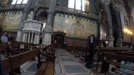 Im Inneren der Basilika von Lyon