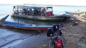 Lokale Fähre nach Sambour