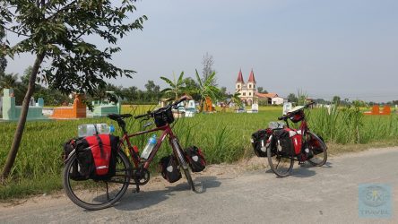 Bunte Grabmahle mitten in Reisfeldern