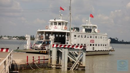 Große Autofähre bei Sa Dec