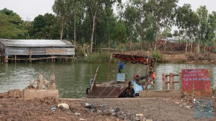 Kleine Fähre im Delta