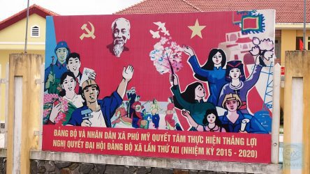 Plakat am Straßenrand