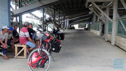 Radweg mitten durch ein Fabrikgebäude