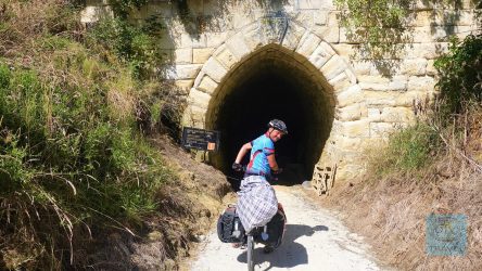 Tunneldurchfahrt hinter Island Cliffs