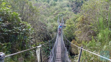 Ein-Mann-Hängebrücke - Fahrrad durchfädeln
