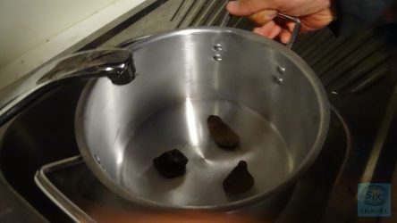 Steine als Abstandshalter zwischen den beiden Töpfen