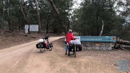 An der Grenze von Victoria und New South Wales auf dem Barry Way nach Jindabyne