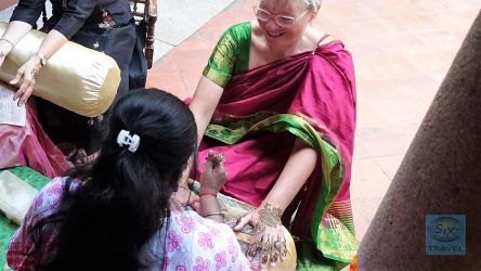 Mehendi Bemalung der Frauen zur indischen Hochzeit