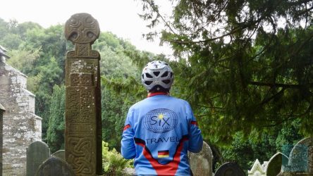 Wales - Steinkreuz auf einem Friedhof