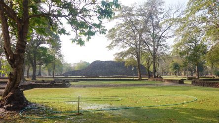 Geschichtsparks von Nord-Thailand -Parkpflege in Si Thep