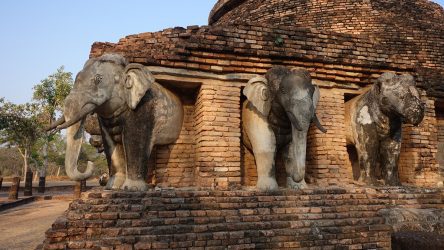 Geschichtsparks von Nord-Thailand - Sukhothai - Tempel in der Umgebung mit Elefanten-Sockel