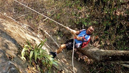 Abseil-Passage auf der Wanderung zum Haew Su Wat Wasserfall