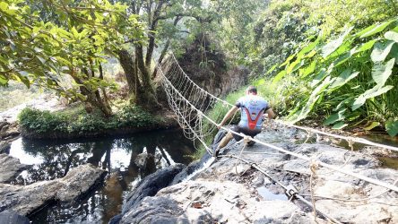 Balance-Akt auf der Wanderung zum Haew Su Wat Wasserfall