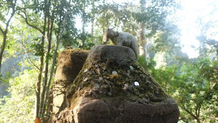 Glücksbringer am Wanderweg zum Haew Narok Wasserfall