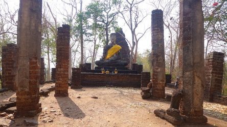 Geschichtsparks von Nord-Thailand - Si Satchanalai - Buddha auf Aussichtsberg