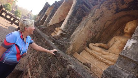 Si Satchanalai - Sockelstatuen am Wat Chan Lom
